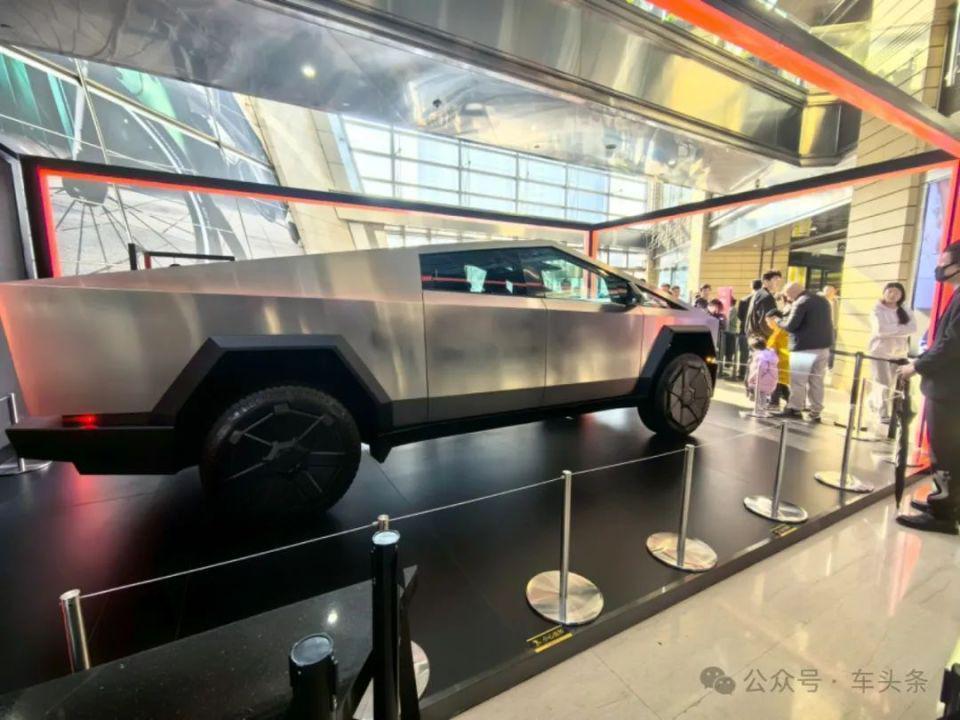 直击特斯拉Cybertruck巡展现场：只能远观不能摸，老车主委屈落泪