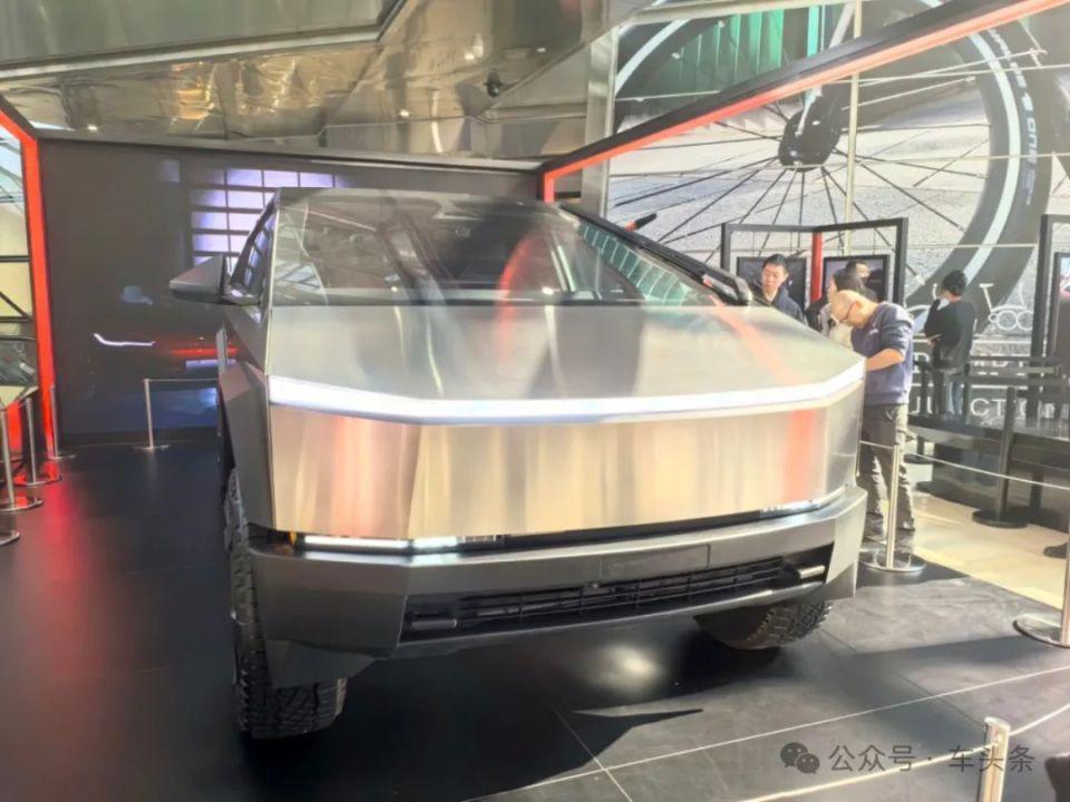 直击特斯拉Cybertruck巡展现场：只能远观不能摸，老车主委屈落泪