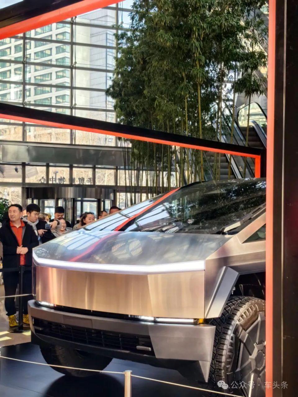 直击特斯拉Cybertruck巡展现场：只能远观不能摸，老车主委屈落泪