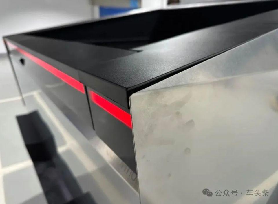 直击特斯拉Cybertruck巡展现场：只能远观不能摸，老车主委屈落泪