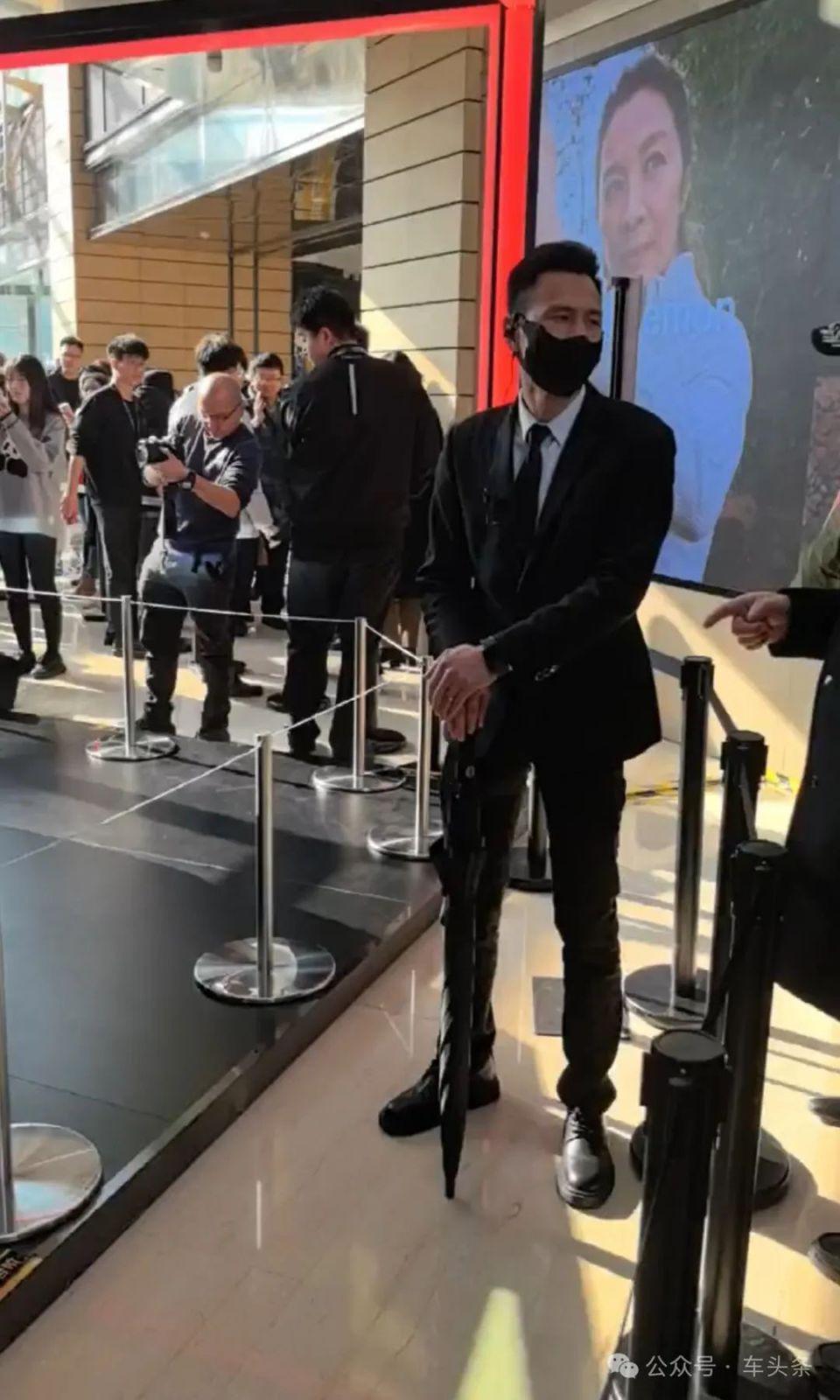 直击特斯拉Cybertruck巡展现场：只能远观不能摸，老车主委屈落泪