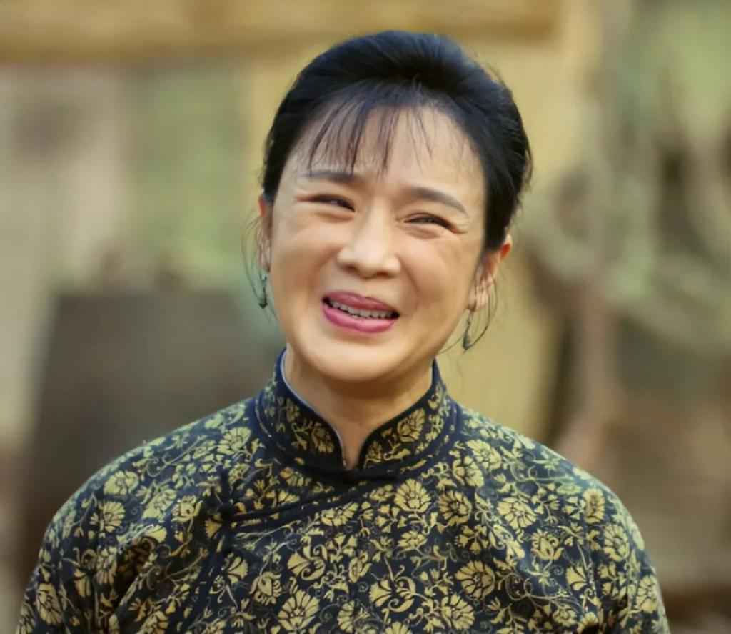 看了被“烤瓷大白牙”毁了的年代剧，我怀念刘琳巩俐的乡土味