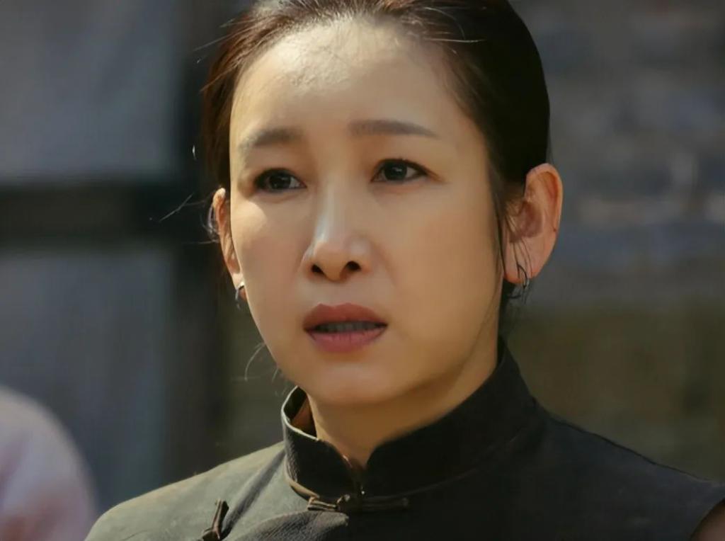 看了被“烤瓷大白牙”毁了的年代剧，我怀念刘琳巩俐的乡土味