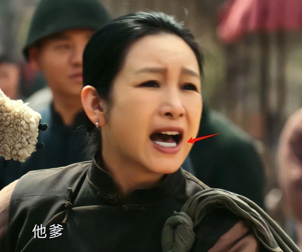 看了被“烤瓷大白牙”毁了的年代剧，我怀念刘琳巩俐的乡土味