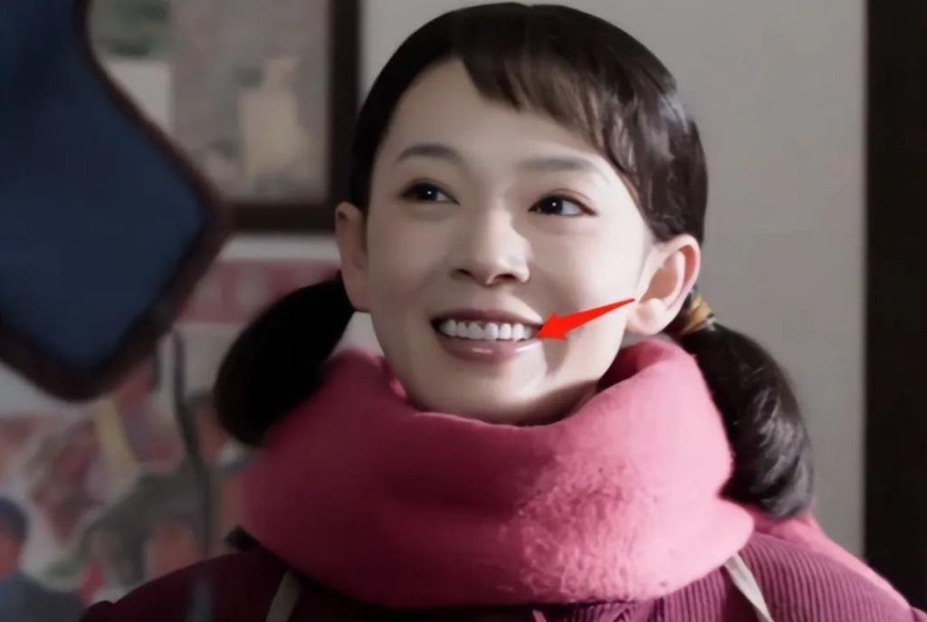 看了被“烤瓷大白牙”毁了的年代剧，我怀念刘琳巩俐的乡土味