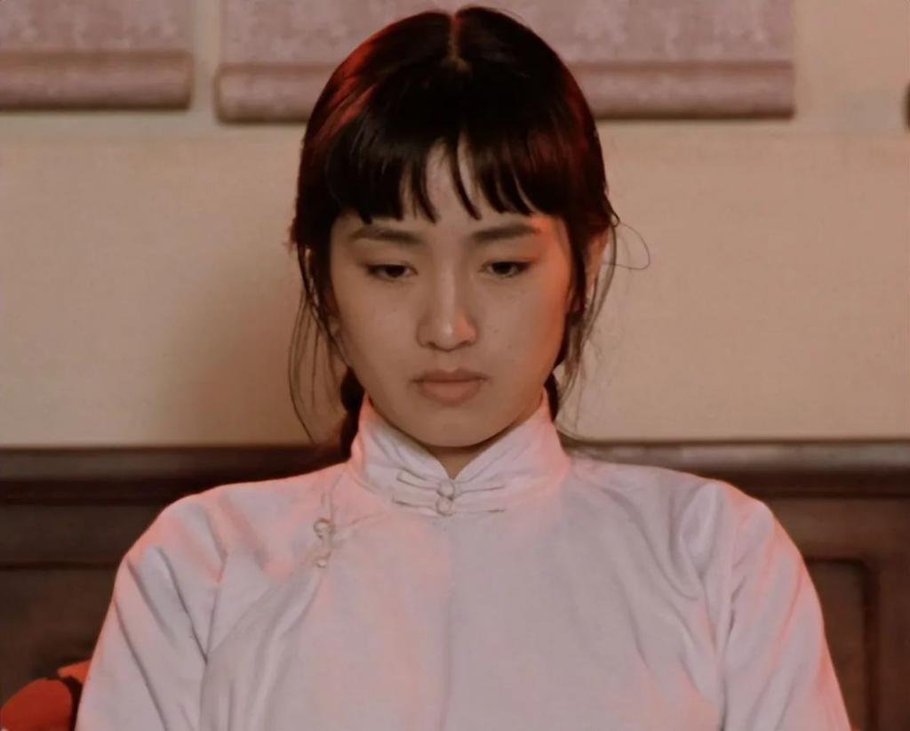 看了被“烤瓷大白牙”毁了的年代剧，我怀念刘琳巩俐的乡土味