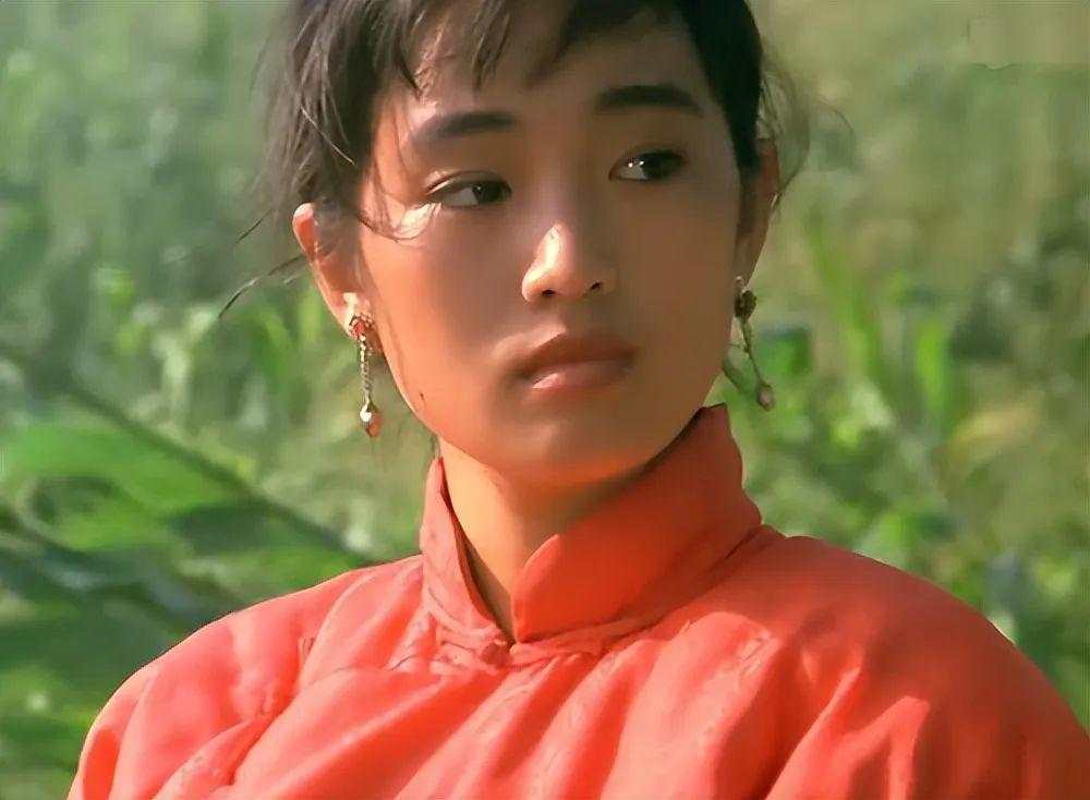 看了被“烤瓷大白牙”毁了的年代剧，我怀念刘琳巩俐的乡土味