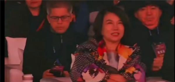 格力年会员工合唱“我妈董明珠” 现场让网友看完狂吐槽：董明珠笑谈