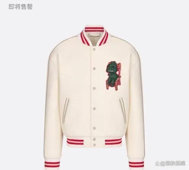 周杰伦夫妇看澳网，男方穿万元外套戴假发，昆凌浓眉夸张