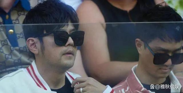 周杰伦夫妇看澳网，男方穿万元外套戴假发，昆凌浓眉夸张
