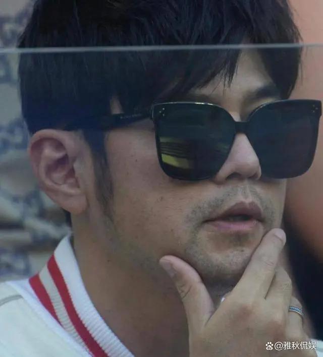 周杰伦夫妇看澳网，男方穿万元外套戴假发，昆凌浓眉夸张