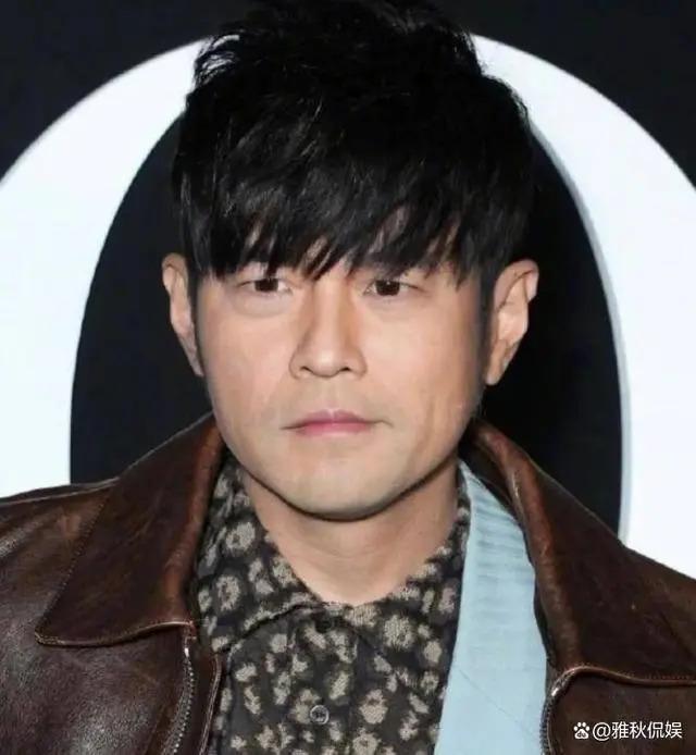 周杰伦夫妇看澳网，男方穿万元外套戴假发，昆凌浓眉夸张