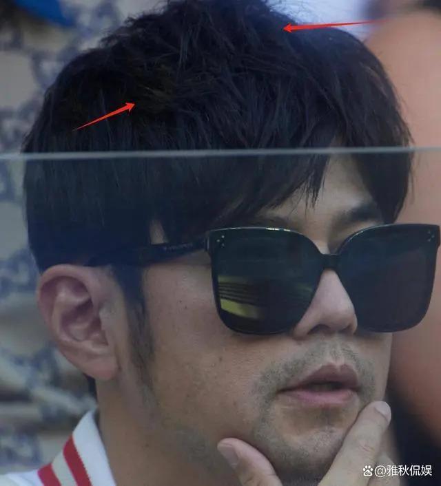 周杰伦夫妇看澳网，男方穿万元外套戴假发，昆凌浓眉夸张