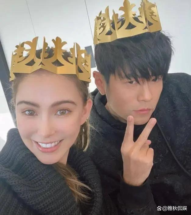 周杰伦夫妇看澳网，男方穿万元外套戴假发，昆凌浓眉夸张