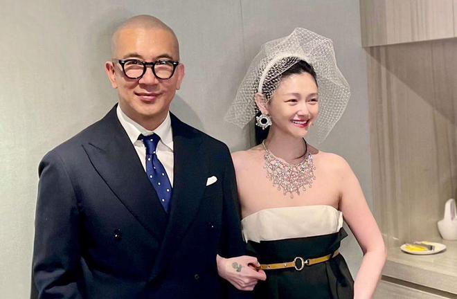 大S带具俊晔新年露面，夫妻同框恩爱十足，大S瘦了很多