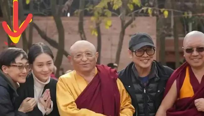 李连杰全家尼泊尔礼佛！妻子利智短发露面，容貌暴瘦大变