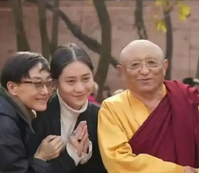 李连杰全家尼泊尔礼佛！妻子利智短发露面，容貌暴瘦大变