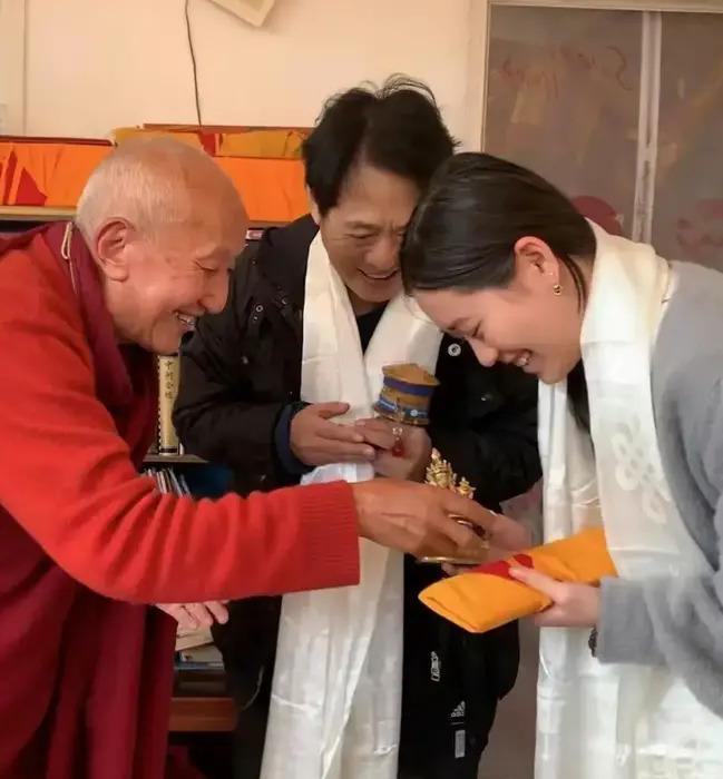 李连杰全家尼泊尔礼佛！妻子利智短发露面，容貌暴瘦大变