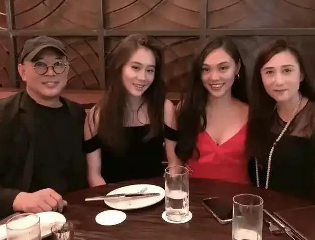 李连杰全家尼泊尔礼佛！妻子利智短发露面，容貌暴瘦大变