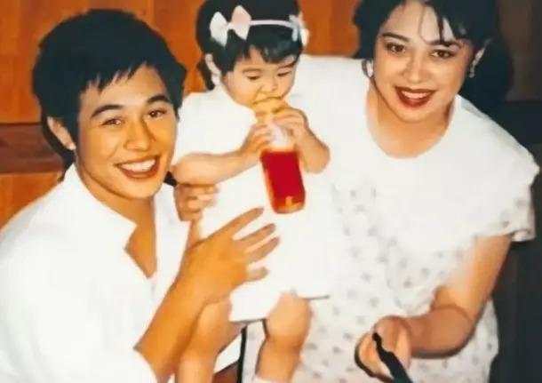 李连杰全家尼泊尔礼佛！妻子利智短发露面，容貌暴瘦大变