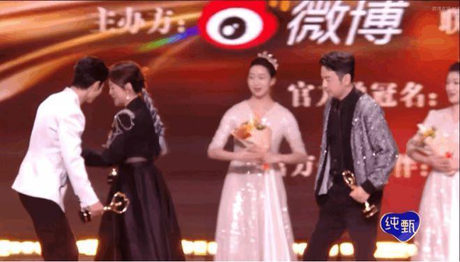 2024微博之夜，曾舜晞傻了，周也愣了，王一博惊呆了