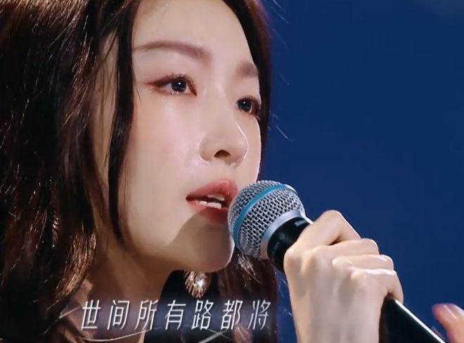 央视这一夜，女星个个风情万种，但都被3位女主持人艳压了