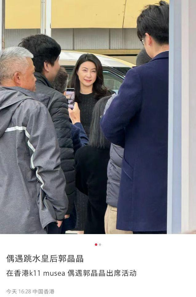 郭晶晶拿下新代言！小腿满腿伤痕，冷风中站台