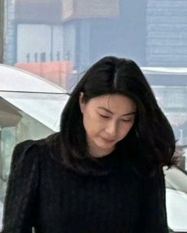 郭晶晶拿下新代言！小腿满腿伤痕，冷风中站台