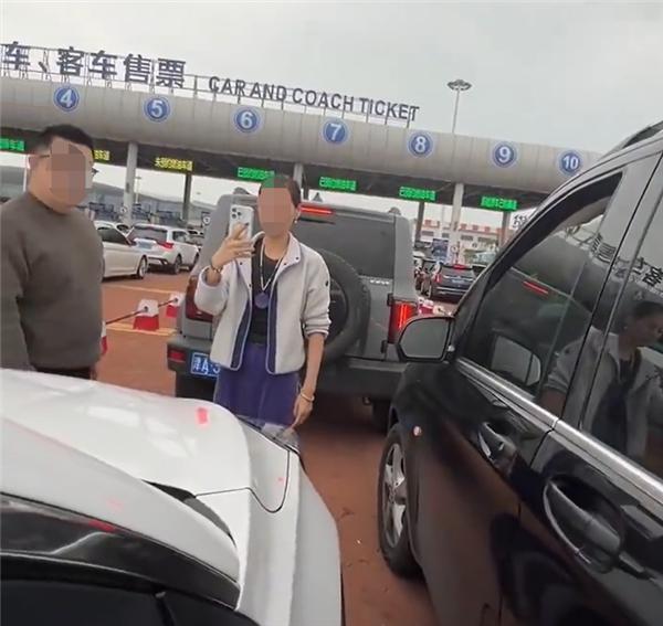 奔驰欲加塞男子拦车砸引擎盖还骂人 网友怒了：呼吁官方尽快处理
