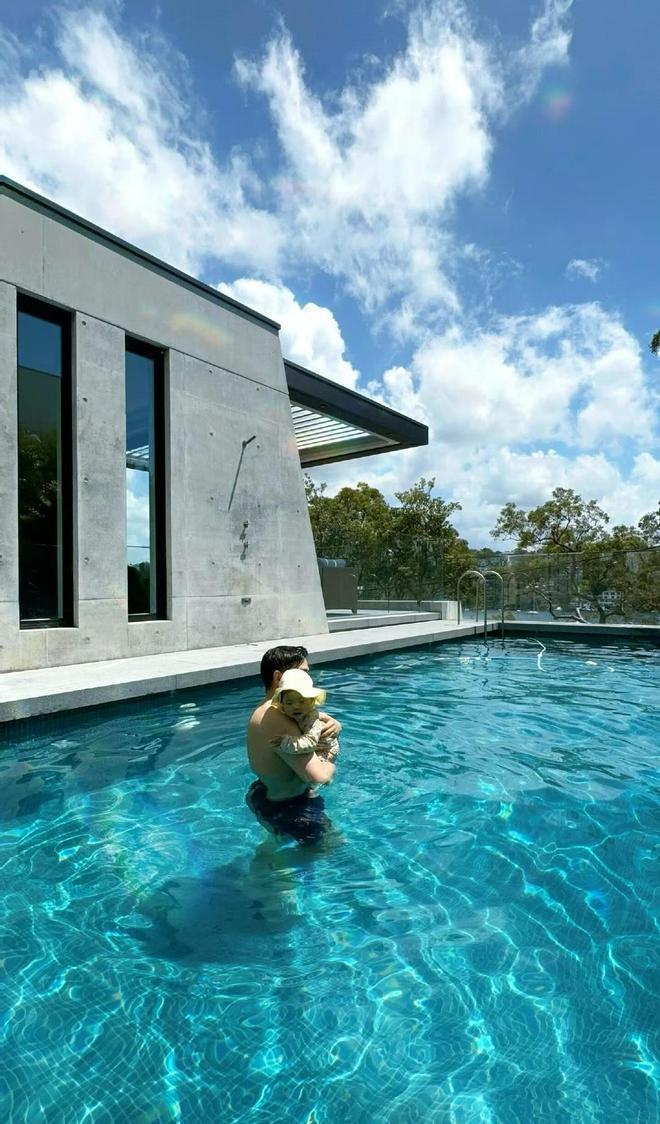 程晓玥回澳洲婆家度假，9个月胖豆近状曝光，首次体验游泳