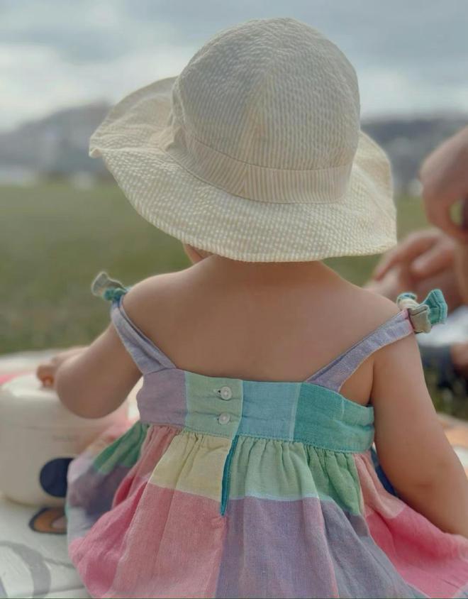 程晓玥回澳洲婆家度假，9个月胖豆近状曝光，首次体验游泳