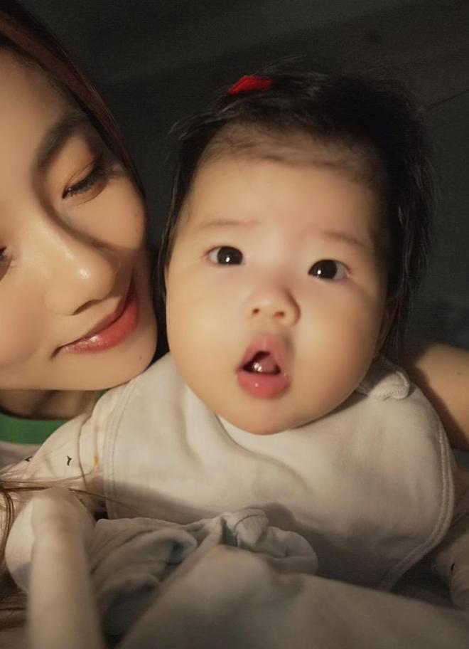 程晓玥回澳洲婆家度假，9个月胖豆近状曝光，首次体验游泳