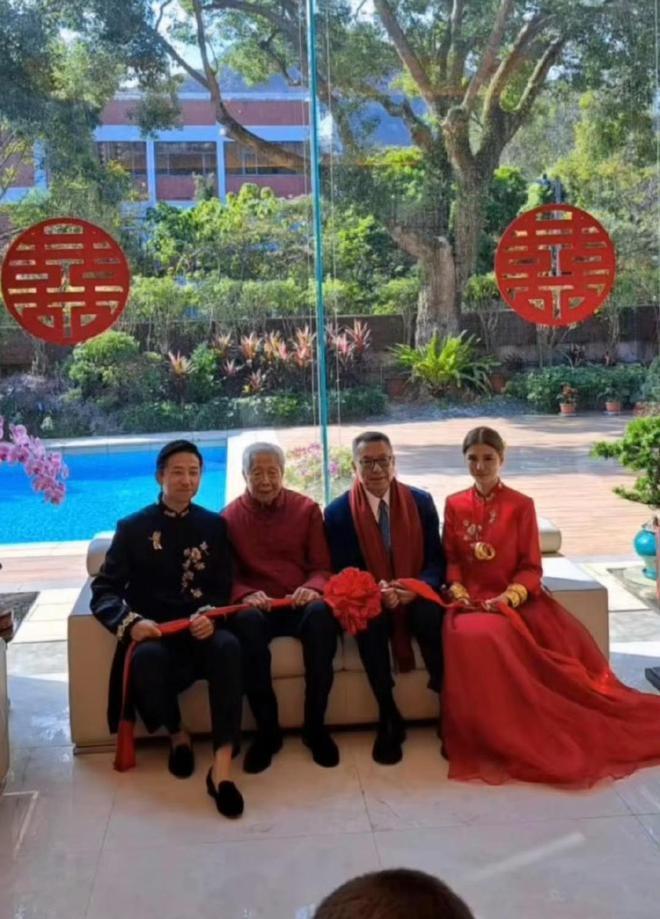 程晓玥回澳洲婆家度假，9个月胖豆近状曝光，首次体验游泳