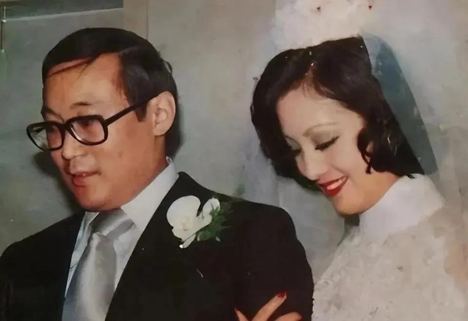 巅峰时嫁豪门，隐忍43年熬死海王丈夫，坐拥70亿遗产