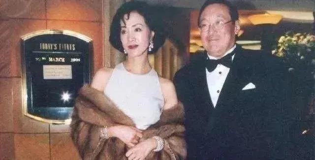 巅峰时嫁豪门，隐忍43年熬死海王丈夫，坐拥70亿遗产
