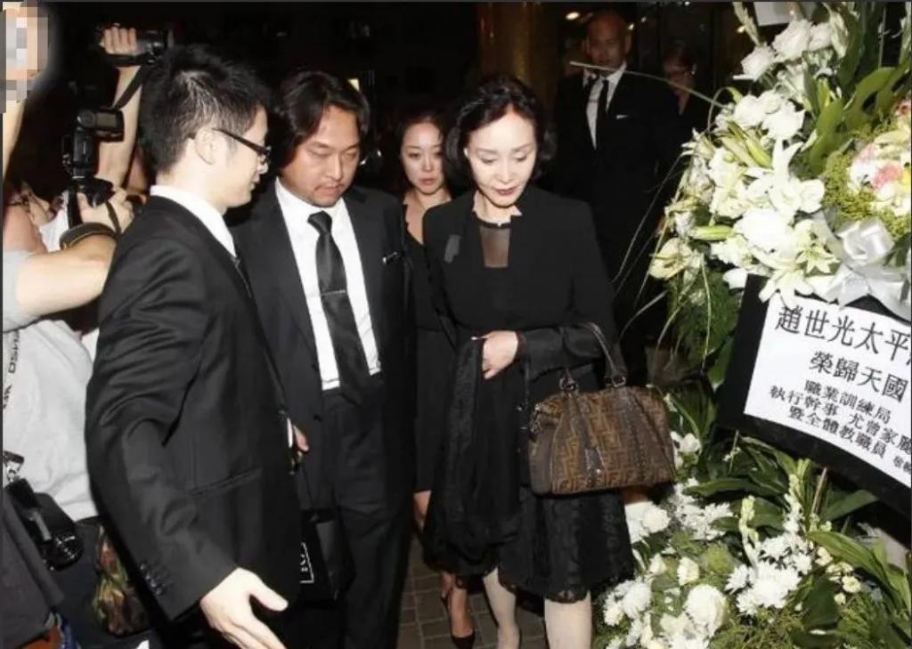 巅峰时嫁豪门，隐忍43年熬死海王丈夫，坐拥70亿遗产