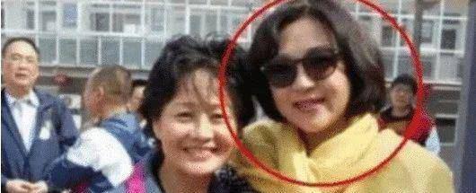 李连杰晒妻子近照:利智61岁岁月痕迹重,前妻气场超足!