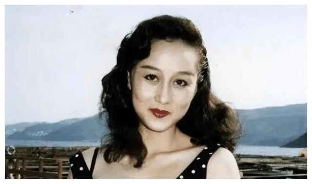 李连杰晒妻子近照:利智61岁岁月痕迹重,前妻气场超足!