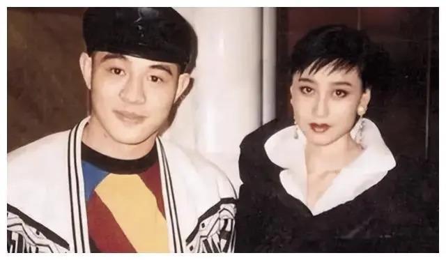 李连杰晒妻子近照:利智61岁岁月痕迹重,前妻气场超足!