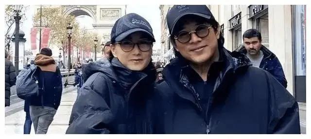 李连杰晒妻子近照:利智61岁岁月痕迹重,前妻气场超足!