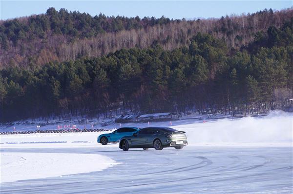 雷军晒小米SU7黑河冬测实拍图：雪地飞驰 颜值拉满