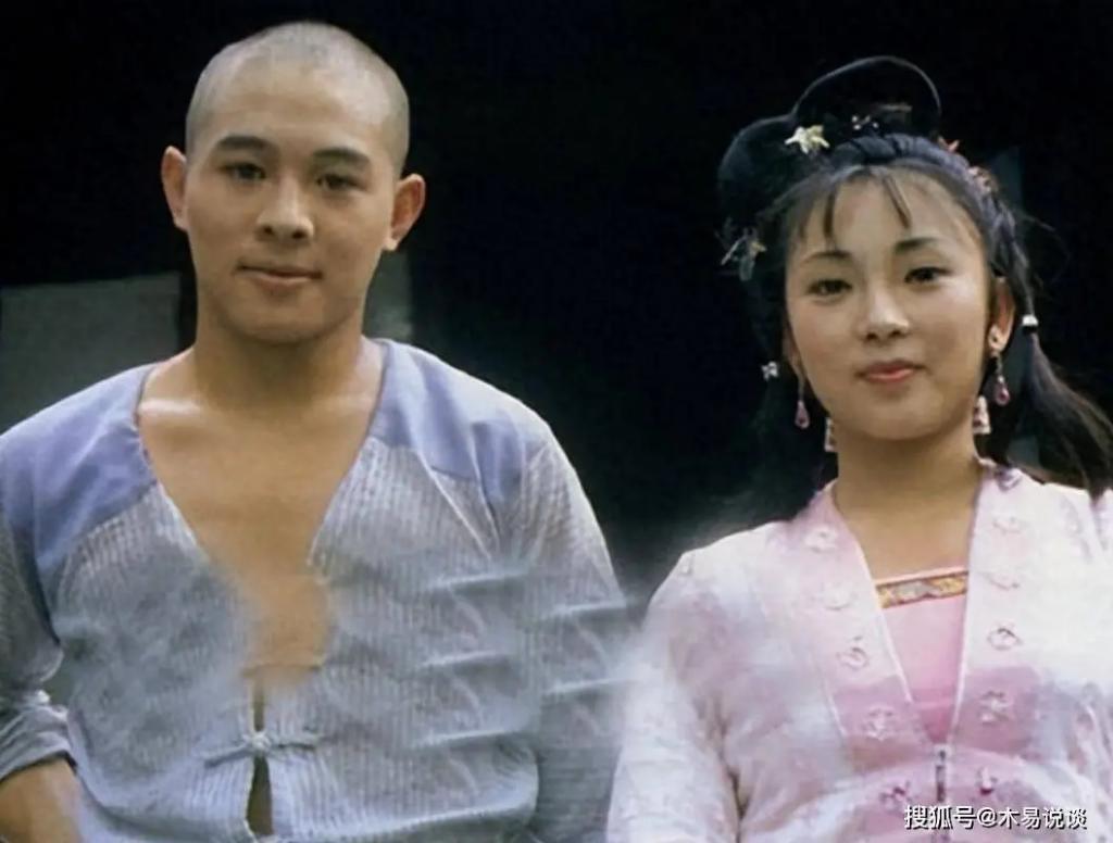利智62岁幸福难掩，被李连杰抛弃的黄秋燕，过得怎样了