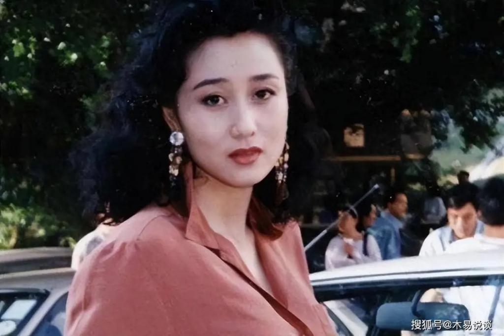 利智62岁幸福难掩，被李连杰抛弃的黄秋燕，过得怎样了