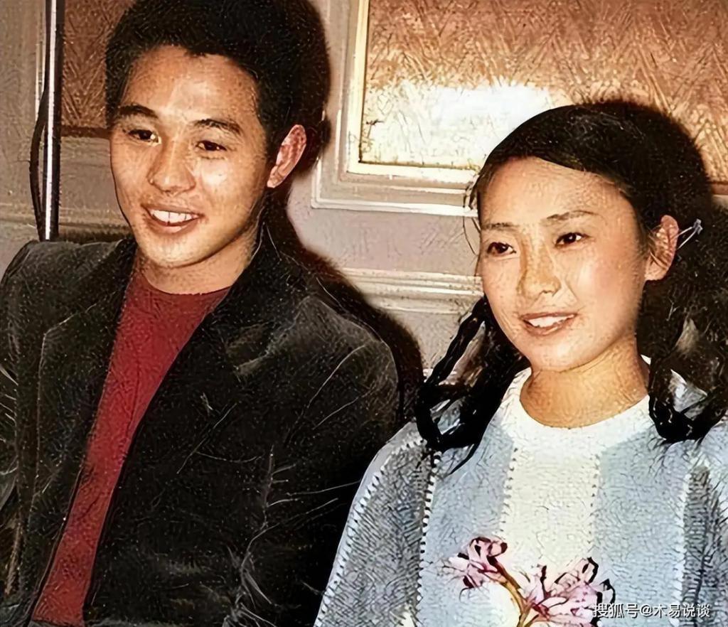 利智62岁幸福难掩，被李连杰抛弃的黄秋燕，过得怎样了