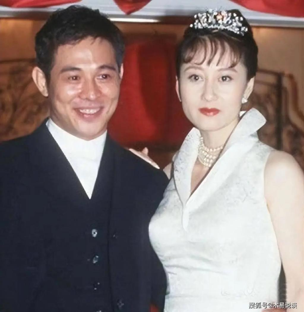 利智62岁幸福难掩，被李连杰抛弃的黄秋燕，过得怎样了
