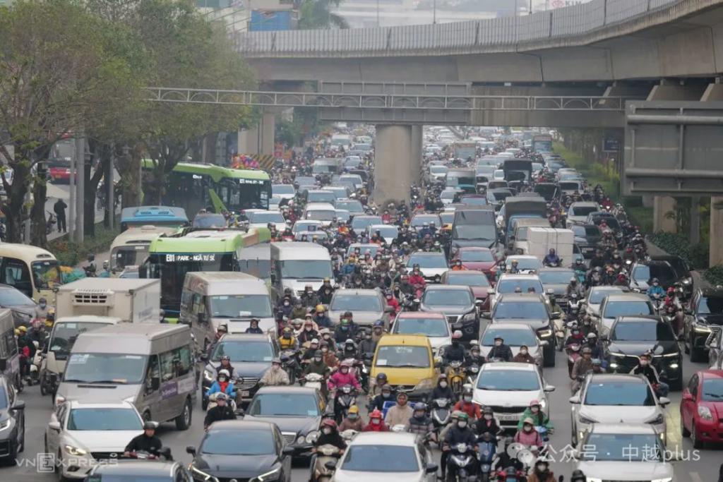 越南河内、胡志明市春节前大堵车