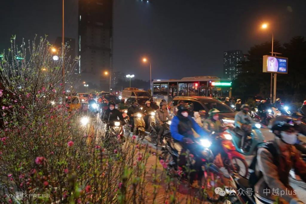 越南河内、胡志明市春节前大堵车