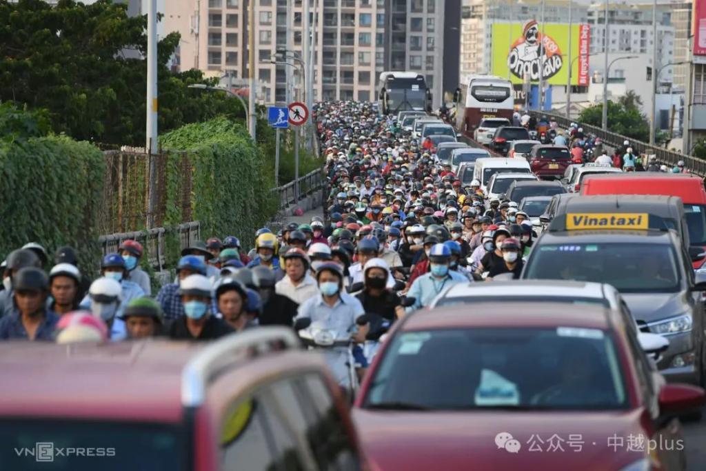 越南河内、胡志明市春节前大堵车