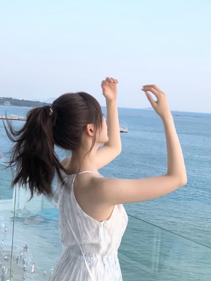 祝绪丹晒元气海边落日写真 文案疑似回应“掉资源”