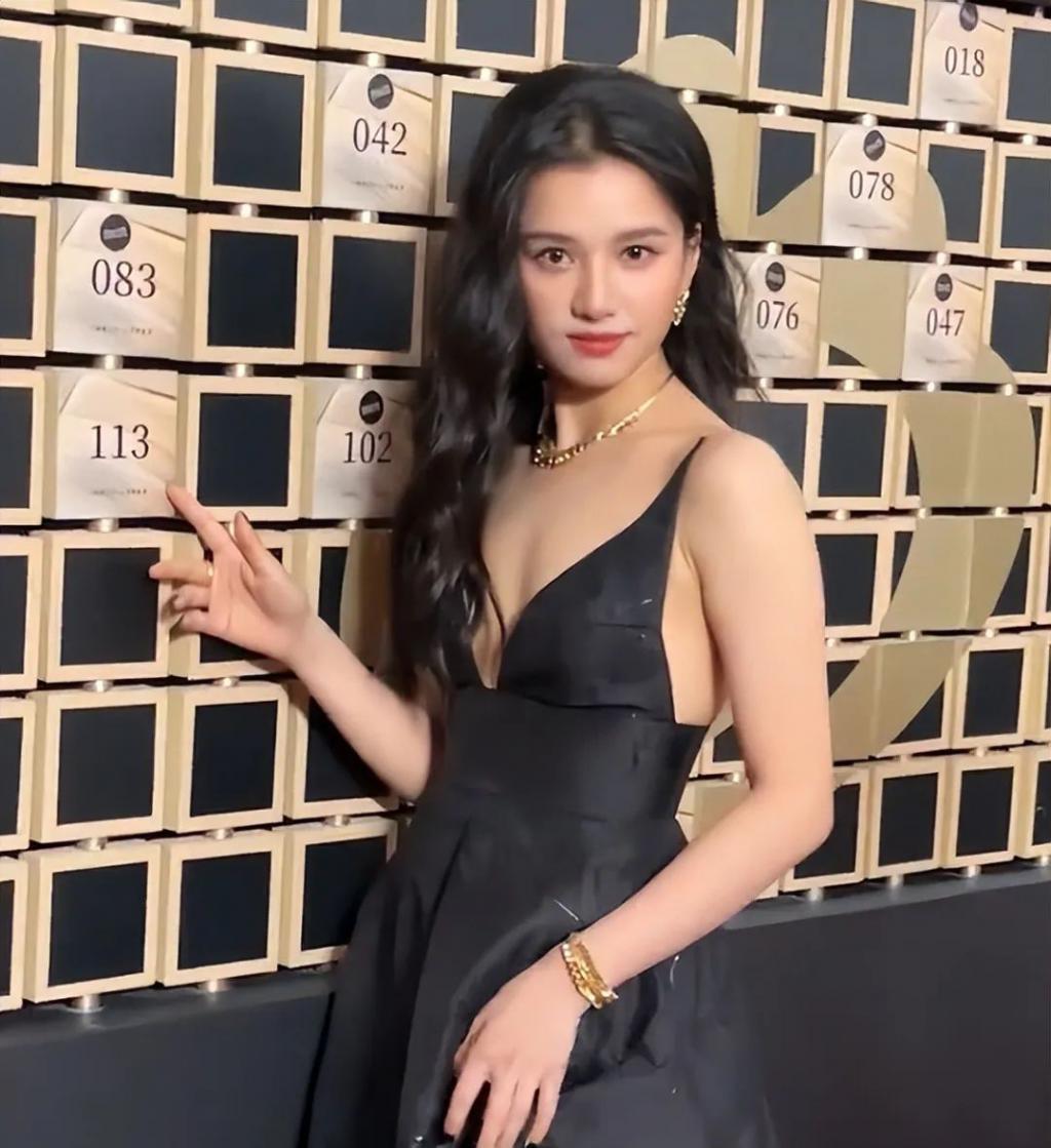 当肖战跟张婧仪站在一起，我才彻底明白，什么叫顶级骨相
